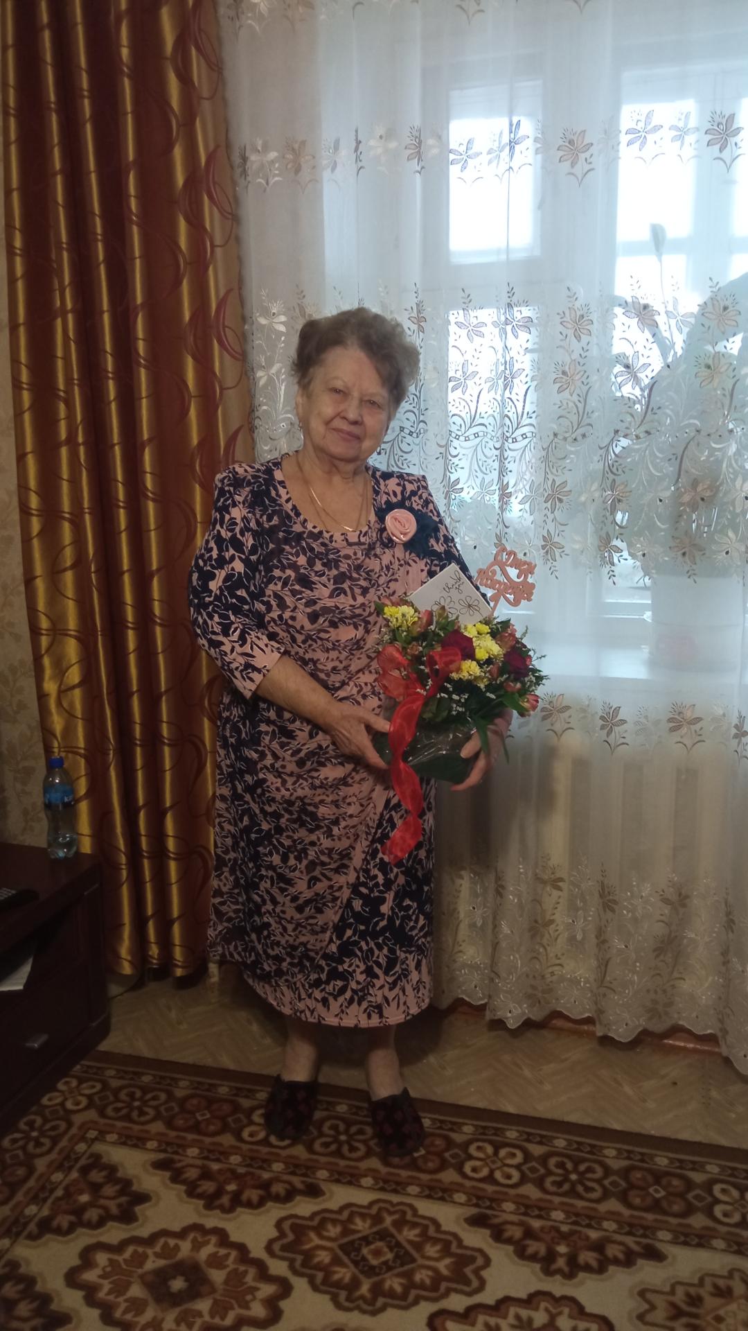 Поздравление с юбилеем ветерана труда Людмилы Васильевны Трусовой