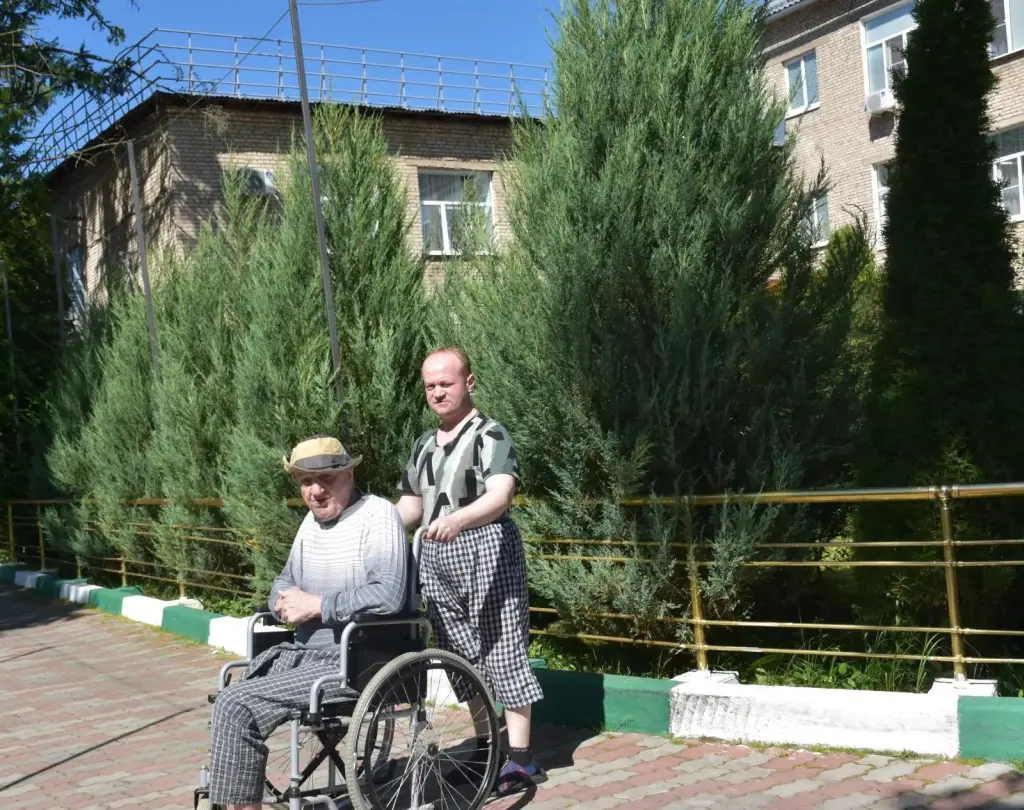 Совместные прогулки: пример заботы и взаимопомощи