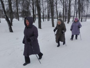 Занятие по скандинавской ходьбе на свежем воздухе 