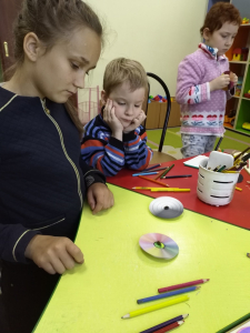 Игрушка волчок с оптическими иллюзиями.