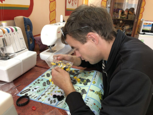 Занятия по сборке пластмассового и металлического конструктора