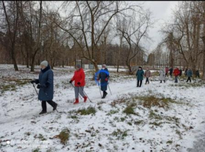 Продолжаются занятия скандинавской ходьбой