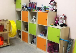 Обручи, мячи, игрушки ждут ребят...