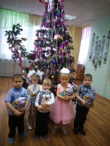 «Возле ёлки нашей весело попляшем!»