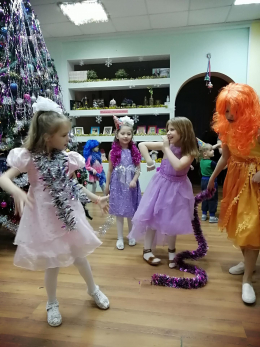 Новогодняя дискотека у сверкающей елки