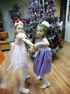 Новогодняя дискотека у сверкающей елки