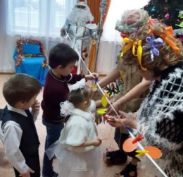 Забавы у новогодней елки