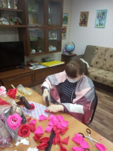 Красивые композиции из цветной бумаги и сладостей