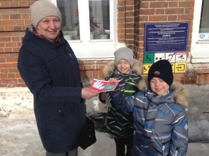 «Поздравляем милых женщин»