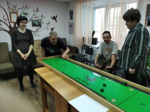 Соревнования по настольной игре шаффлборд.
