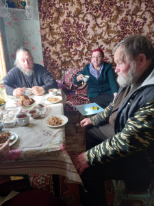 12 апреля в с. Фетинино настоятель Свято-Троицкого храма отец Михаил встретился с получателями социальных услуг