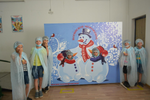 Группа маленьких путешественников встретил веселый СНЕГОВИК