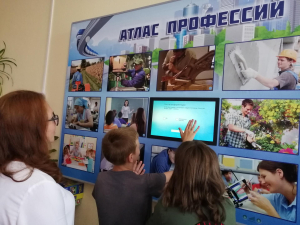 Знакомимся  с профессиями