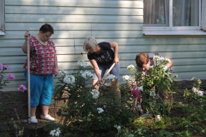 Коллективный труд на цветнике
