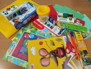 В школу с подарками и хорошим настроением!