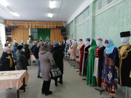 «А, ну-ка, девушки!» посетили выставку национальных костюмов