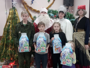 Вручение новогодних сладких подарков 