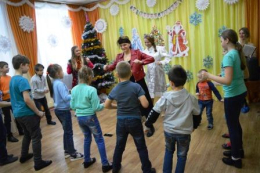 У елки в кругу друзей