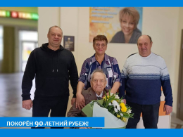 СЕГОДНЯ ЖИТЕЛЬ ВЯЗНИКОВСКОГО ПАНСИОНАТА ПРИНИМАЛ ПОЗДРАВЛЕНИЯ