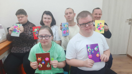 Участники группы «Движение вверх» подготовили подарки ко Дню матери