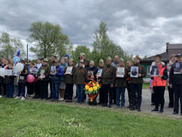 Возложение цветов к памятнику погибшим воинам.
