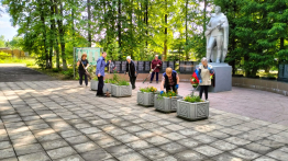 "Серебряные волонтеры" подготовили памятник к дню памяти и скорби