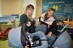 Первые семьи из Владимирской области взяли в пунктах проката вещи для малышей 