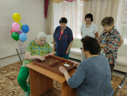 Пожилые люди приняли участие в соревнованиях по настольной игре «Тейбл Эластик»
