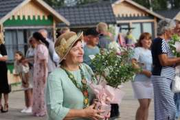 Искренне поздравляем родителей нашего специалиста по социальной работе семью Соловьевых за победу  в городском конкурсе «Лучший дом, подъезд, цветник», в номинации «Лучший дом»
