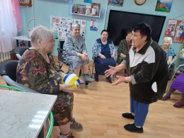 Занятие с маломобильными с использованием мяча и хулахупа