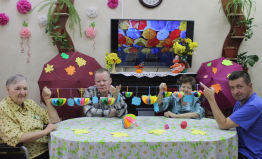 Танец ярких зонтиков.