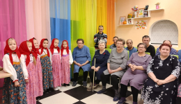 УЧАСТНИКИ ВОКАЛЬНО-ЭСТРАДНОЙ СТУДИИ "НЕПОСЕДЫ" В НОВЛЯНСКОМ ДИ