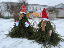 Гномы из еловых веток украсили территорию!