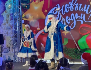 Сказочное представление, подарки и новогоднее настроение