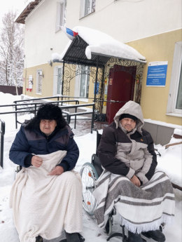 Бодрящая прогулка с маломобильными жителями отделения милосердия.