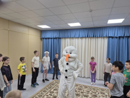 СНЕГОВИК В ГОСТЯХ У РЕБЯТ