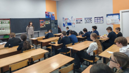 Дети учатся безопасному интернету и управлению эмоциями.