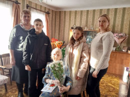 Сегодня директор Отдела социальной защиты населения по Суздальскому району Ирина Евгеньевна Степанова и директор Комплексного центра социального облуживания населения Анна Владимировна Петрова поздравили с 100-летним юбилеем Лидию Александровну Кандалову