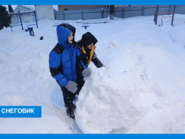 В рамках зимней прогулки и практики "Новая жизнь" воспитанники стационарного отделения с удовольствием участвовали в создании снеговиков, которыми украсили участок для прогулок.