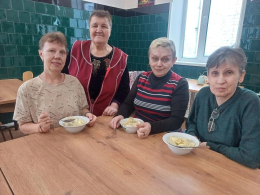 «Нам сегодня не до лени - дружно стряпаем пельмени".        