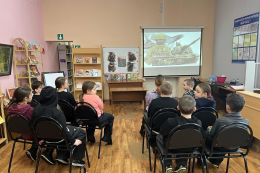 Русский солдат умом и силой богат