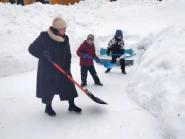 Трудовой десант на уборке снега