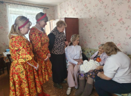 Продолжаются праздничные поздравления на дому