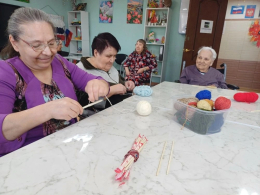 Волшебные клубочки: как разматывание и заматывание ниток помогает развитию маломобильным проживающим. 