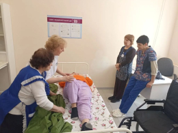 Обучение уходу: придаем положение «Сидя в кровати»