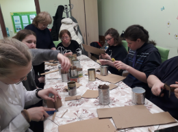  В рамках межведомственного взаимодействия Петушинского комплексного центра, волонтеров «Движения Первых» МБОУ СОШ № 3 открылась патриотическая мастерская по изготовлению окопных свечей из подручных материалов.