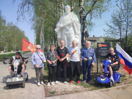 ЖИТЕЛИ ПАНСИОНАТА ПРОВЕЛИ МЕМОРИАЛЬНОЕ МЕРОПРИЯТИЕ   И ВОЗЛОЖИЛИ ЦВЕТЫ НА АЛЛЕЕ БОЕВОЙ СЛАВЫ