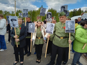  Прошли с "Бессмертным полком"