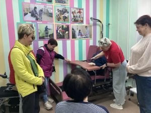 В Школе родственного и семейного ухода Владимирского комплексного центра состоялось очередное обучающее занятие, как ухаживать за человеком, утратившим частично или полностью способность к передвижению. 