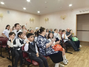 Первоклашки МБОУ г. Владимира СОШ №26 пришли в гости к жителям дома для ветеранов с концертной программой «Песни Победы»